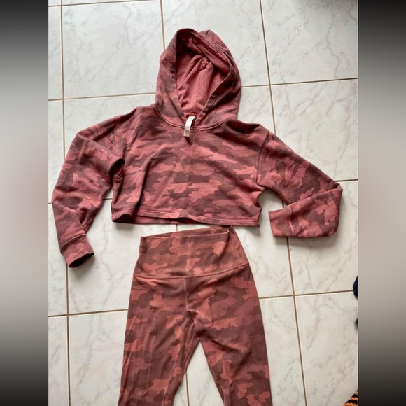 Lululemon rose camo leggings and cropped hoodie set size 6 - Picture 2 of 2